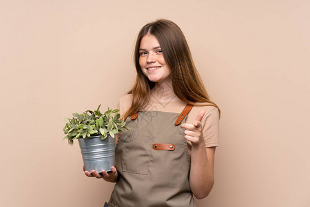 乌克兰十几岁的园丁女孩拿着花尖图片