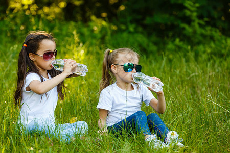 两个小女孩在绿公园图片