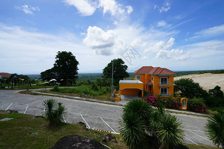 路边的橙色小屋绿意盎然图片
