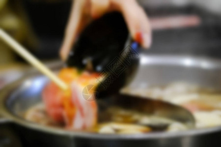 日本和牛涮锅套餐火锅的烹饪模糊图片