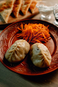 木桌上的蒙古传统食物背景图片