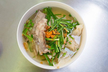 美味的温顿面条汤MiHoanhThanh传统菜在越南BaRi图片