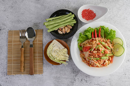 泰国木瓜沙拉在白盘中配有粘糊饭干虾图片