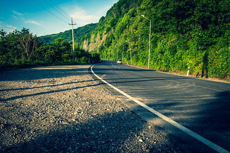 山上的荒废道路废弃的公路突然转弯图片