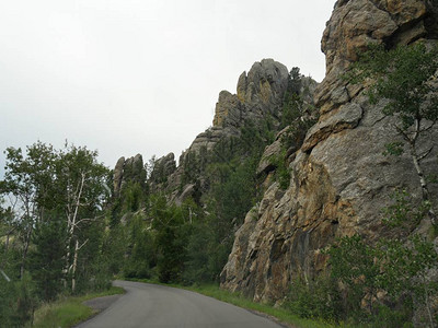 雄伟的悬崖和岩层与道路接壤图片