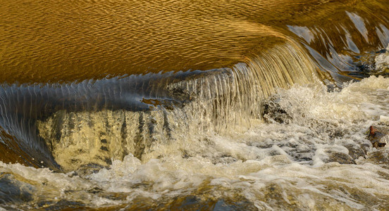 小瀑布在断堰上的河上stribro图片