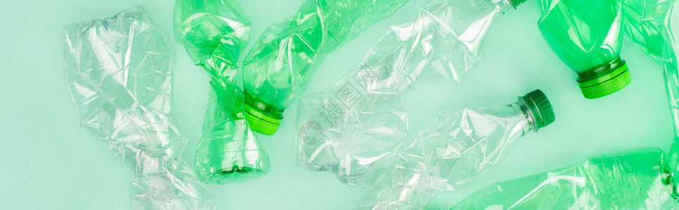 绿色表面的圆状塑料瓶横向作物生态概念背景图片