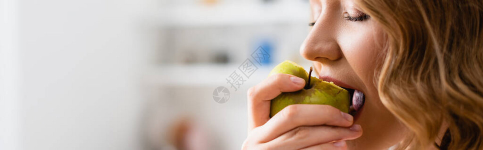 闭着眼睛吃苹果的女图片