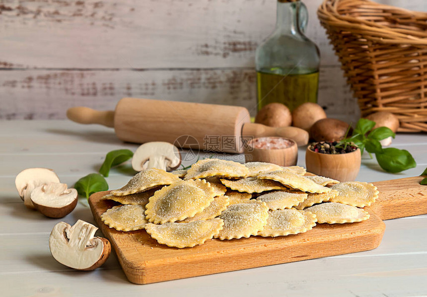新鲜的意大利菜用蘑菇虫类和里卡塔填满了意大利面条或托尔图自制烹图片
