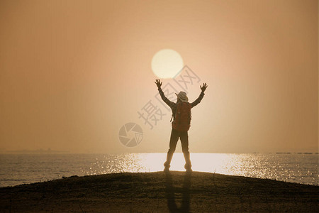 在日落或日出背景下站立和张开手的人背景图片