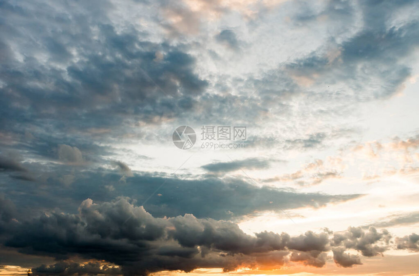 有背景的乌云雷雨前的乌云图片