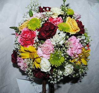 五颜六色的婚礼花束包括雏菊红玫瑰菊图片