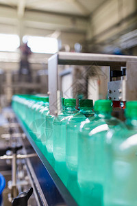 装瓶厂用于处理和装瓶纯净泉水成瓶的水装瓶生产线图片