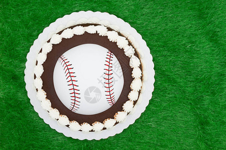 绿色假草地上的空棒球蛋糕图片