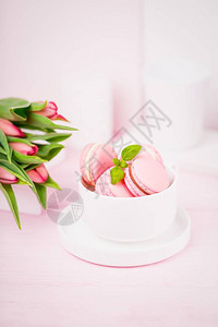 法国自制甜点粉红马卡龙或马卡龙和春郁金香图片