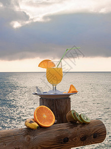 绿色猕猴桃橙片香蕉和一杯橙汁背景图片