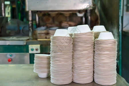 以工厂中甘渣纤维制成的食品碗图片