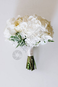 一束白花的婚礼花束图片