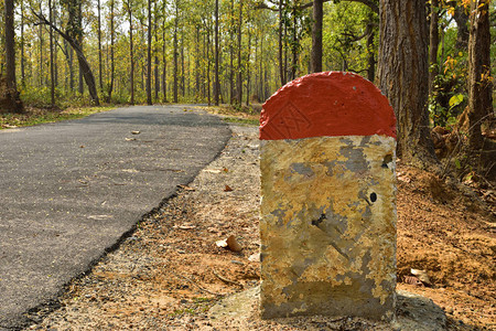路边的石碑地点的名称和地点的距离用孟加拉语图片