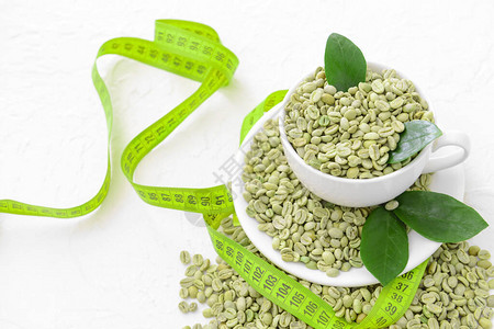 绿色咖啡豆和白色背景图片