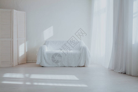 带沙发和窗户的白色房间的内部1背景图片
