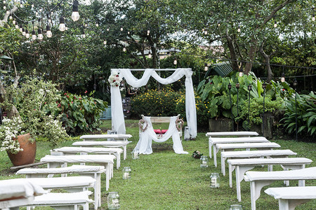 结婚仪式拱门祭坛装饰在草背景图片