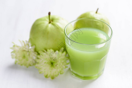 白底绿瓜瓦果和加瓦果汁高维生素图片