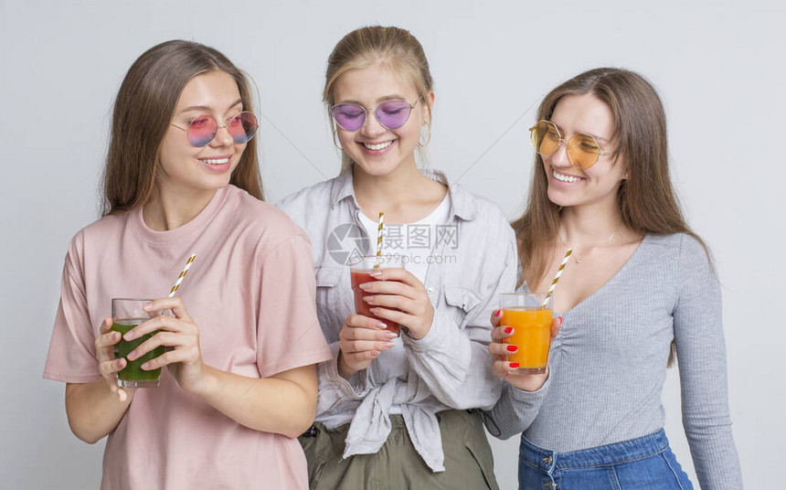 三个女朋友喝自制的解毒冰淇淋和果汁图片