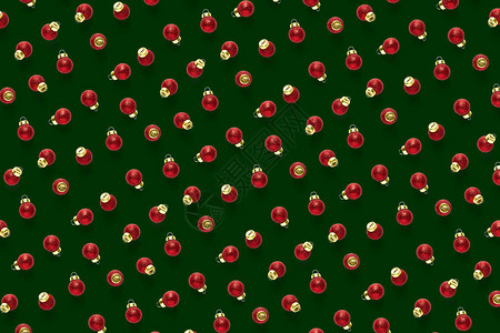 绿色背景上的圣诞红色装饰品背景的圣诞饰品组成由红色饰品制图片