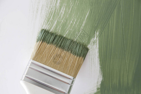 绿色的油漆墙工序关闭油漆刷子DIY房屋改背景图片