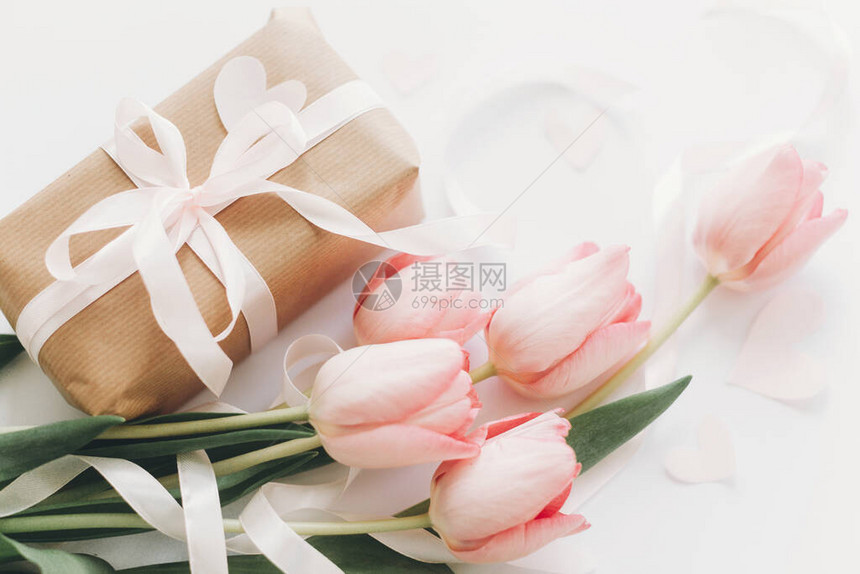 母亲节快乐粉红色的郁金香平躺着白色背景上的丝带和礼品盒春天花朵的时尚柔和形象妇女节快乐贺卡样图片