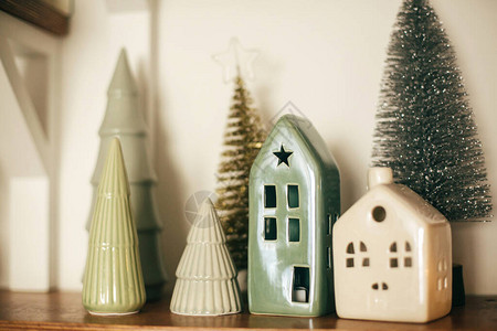 现代圣诞房屋和木架子上的树木图片