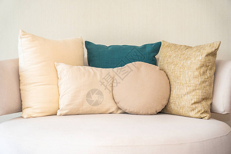 客厅沙发装饰内上的舒适枕头图片