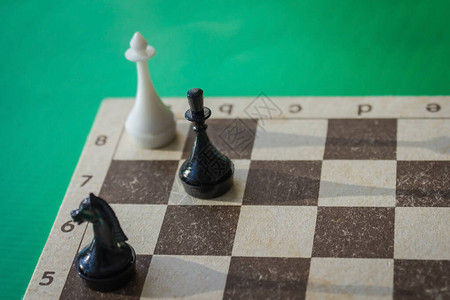 象棋游戏在白种人击败后结束图片