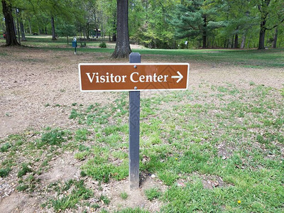 棕色访客中心标志白右箭图片