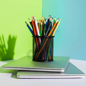 蓝绿和白背景现代笔记本电脑上涂有彩色背景图片