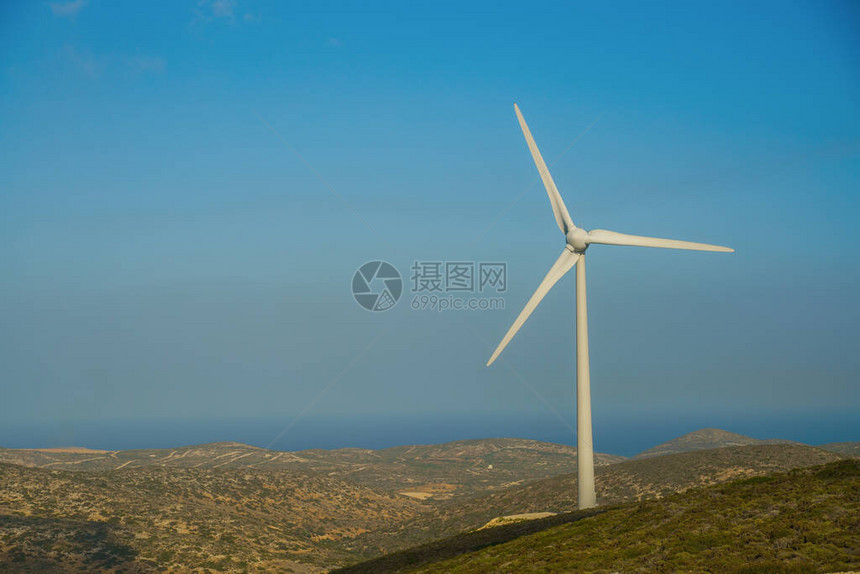 阳光明日山丘和风力图片