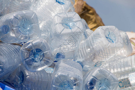 装有再循环废物回收盖的塑料瓶水瓶废物分离概念图片