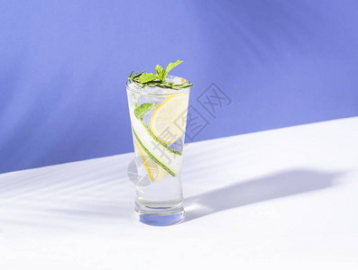 莫吉托鸡尾酒加柠檬和薄荷蓝色背景的玻图片