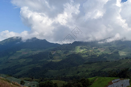 雾薄的山峰明亮的太阳蓝天雾泽山地景图片