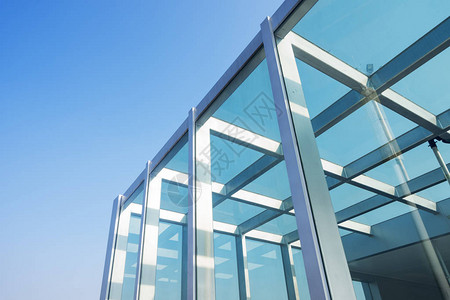 现代建筑的透明玻璃屋顶图片