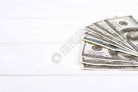白背景的美元钞票现金纸金图片