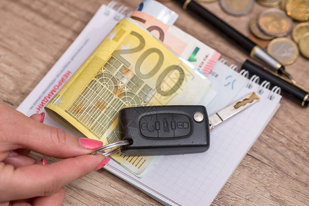 车钥匙桌上的欧元图片