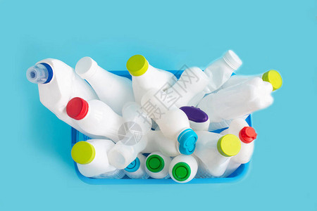 空篮中的用过的白色塑料瓶用于可回收废物回收塑料和生态的概图片