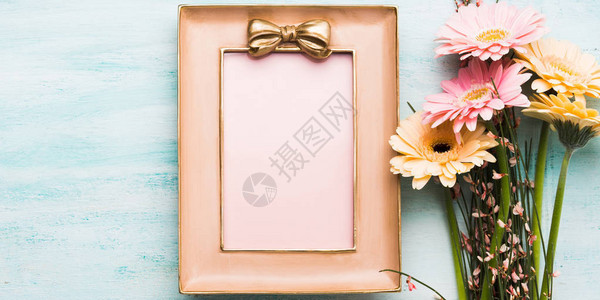 美丽的杰贝拉花朵和粉色框在糊面绿色背景女人图片