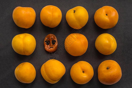 在新鲜年轻多汁的杏子中图片