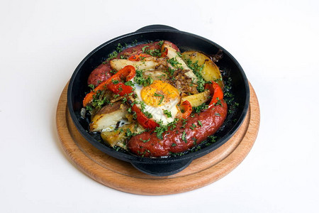 烤土豆和香肠鸡蛋和红辣椒图片