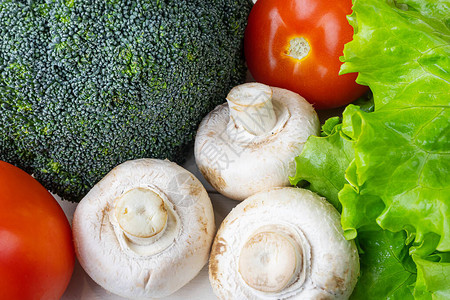 新鲜西兰花香菇和番茄特写食物的背景照片健康食品的概念图片