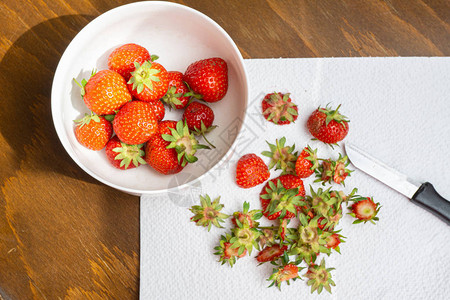 新鲜的草莓被清洗和切开图片