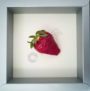 纸框配新鲜草莓图片
